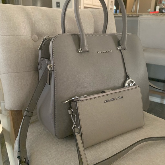 Michael Kors Handbags - New MK set 🖤  beautiful